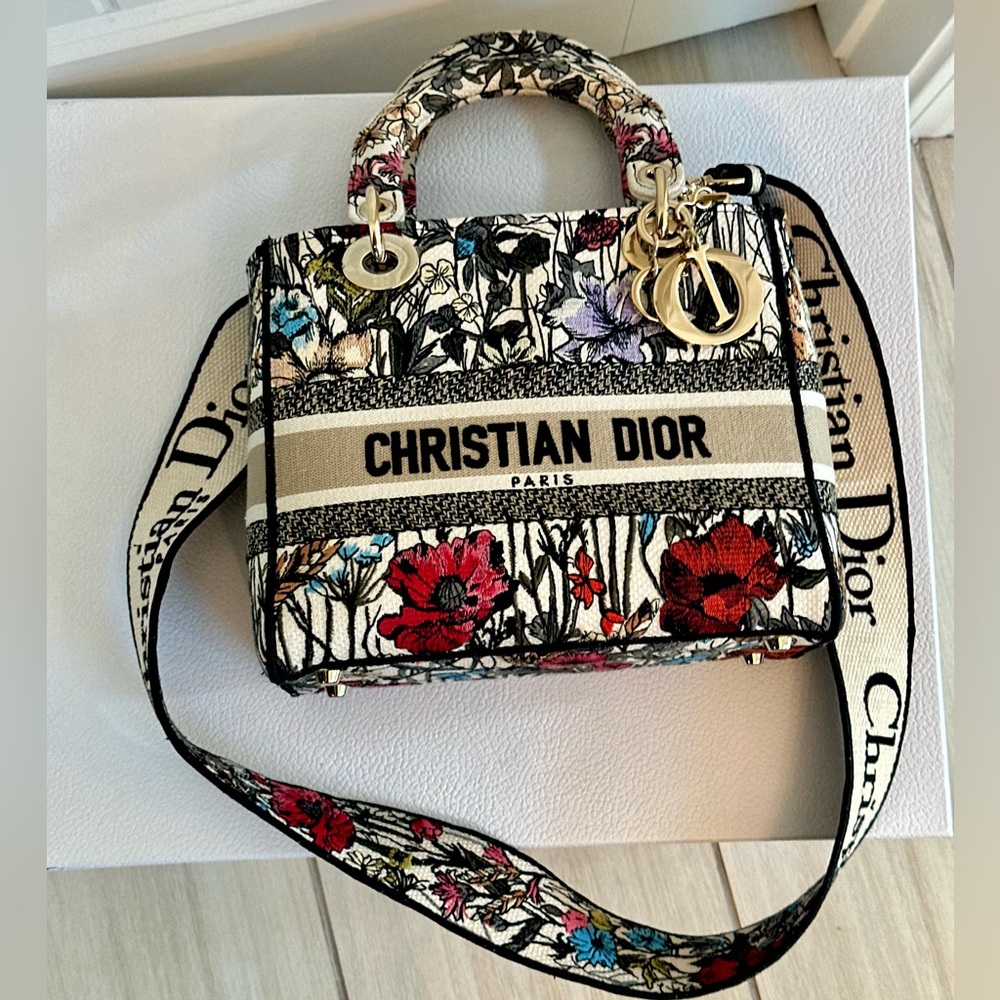 Medium Lady D-Lite Bag
Latte Embroidery with Multicolor Dior Cabinet de la Mer